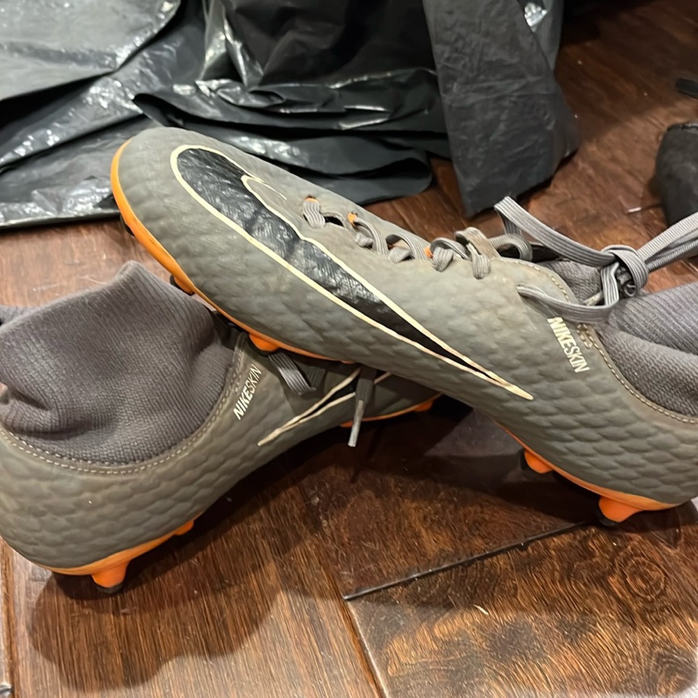 Size 8 Nike soccer cleats